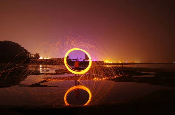 Neste Quadro Longa Exposição Turista Gira Fogos Artifício Para Espirrar — Fotografia de Stock