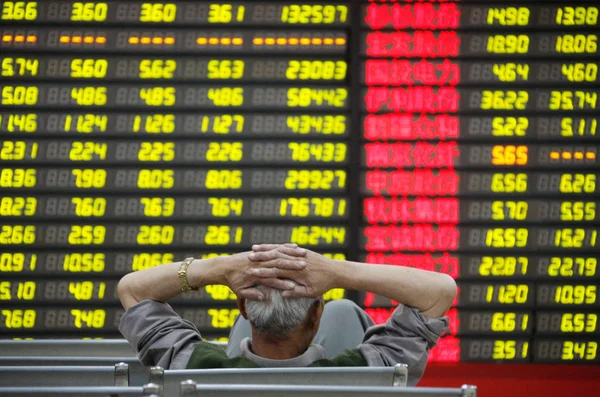 Китайский Инвестор Рассматривает Цены Акций Зеленые Падение Цен Биржевом Брокерском — стоковое фото