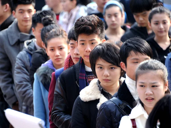 Junge Chinesische Prüflinge Stehen Schlange Für Die Aufnahmeprüfung Der Shanghai — Stockfoto