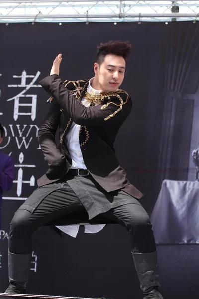 彼の新しいアルバム クラウン ピエロ 台湾でのサイン会は 2014 日の間に台湾の歌手ウィルバー パンの踊り — ストック写真