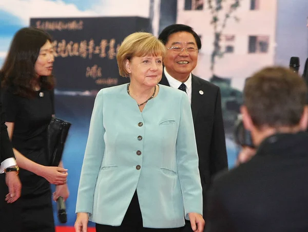 German Chancellor Angela Merkel Center Visits Auto Plant Faw Volkswagen — Stock Photo, Image