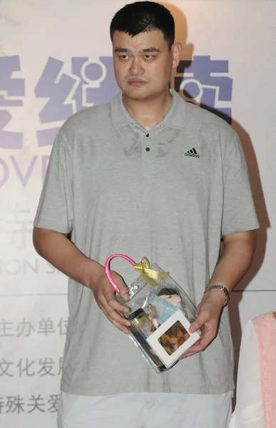 Pensionerad Kinesiska Basket Superstar Yao Ming Sköter Monet Utställning Special — Stockfoto