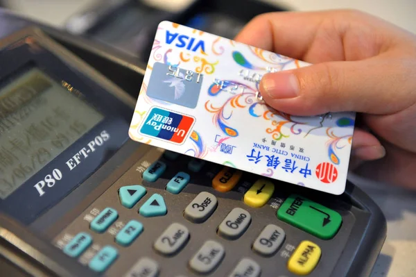 Een Kassier Bereidt Vegen Een Creditcard Van China Citic Bank — Stockfoto