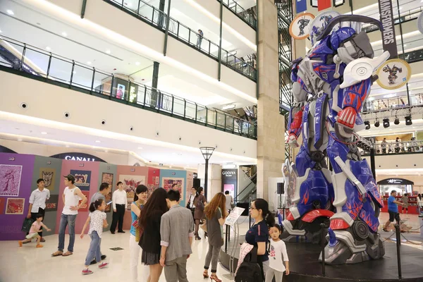 2014年7月2日 在中国上海西门购物中心举行的变形金刚系列宣传活动中 参观者欣赏好莱坞电影 变形金刚 灭绝时代 中一幅巨大的Optimus Prime模型 — 图库照片