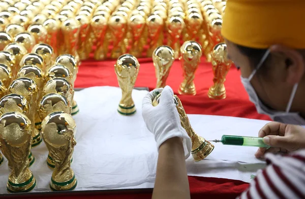 Uma Trabalhadora Chinesa Pinta Troféus Miniatura Copa Mundo Fifa Fábrica — Fotografia de Stock