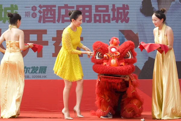 中国の女優チャン ツィイー センター 住宅プロジェクト 2014 中国湖北省荊州市荊州 Zall 市の開会式中にダンス ライオンの目のドット — ストック写真