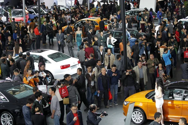 2013年11月7日 在中国西南云南省昆明市举行的第十届中国西南 国际汽车展上 参观者围在一起 — 图库照片