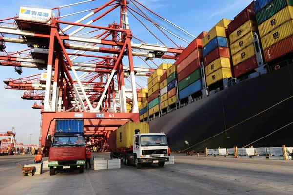 Vrachtwagens Vervoeren Containers Gelost Uit Een Containerschip Een Kade Haven — Stockfoto