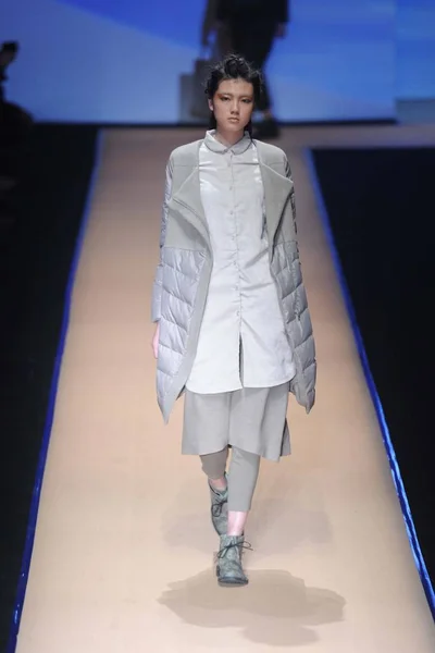 モデルは 中国ファッション週秋 2014 中国の北京で 2014 日の間に Rosemoo コレクションのファッションショーで新しい創造を表示します — ストック写真