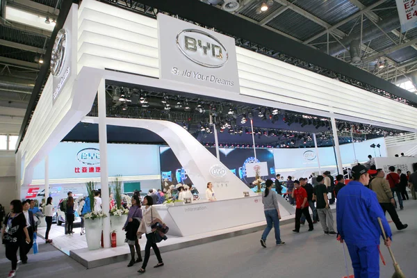 Pessoas Visitam Estande Byd Durante 13Th Beijing International Automotive Exhibition — Fotografia de Stock