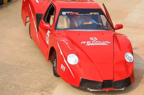 Student Drives Ferrari Car Transformed Beat Santana Four Students Car — Stock Photo, Image