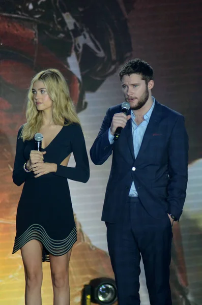 Atriz Americana Nicola Peltz Esquerda Ator Irlandês Americano Jack Reynor — Fotografia de Stock