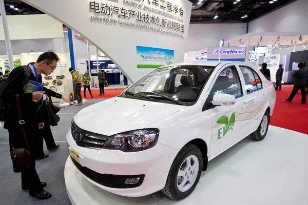 Відвідувачі Дивляться Vizi Електричний Автомобіль Faw Китай Автомобільна Інженерія Виробнича — стокове фото