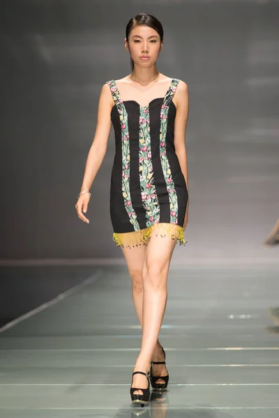 モデルは 2014 日から北京ファッション工科大学 北京での卒業生が発表したファッションショー中に新しい創造を表示します — ストック写真