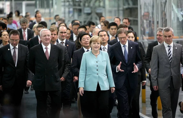 メルケル独首相 センター フォルクスワーゲンの Ceo マーティン Winterkorn を伴って 左から メルケル首相は 他の職員や幹部の背後に — ストック写真