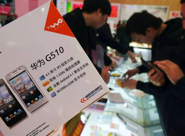File Customers Try Out Huawei Smartphones Store Yichang City Central — Stock Photo, Image