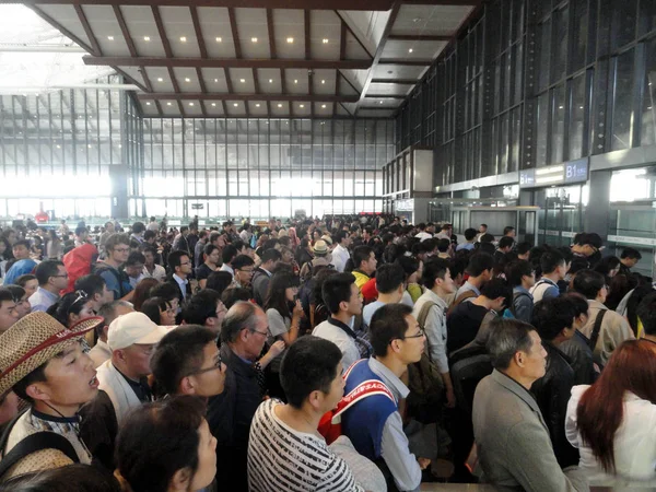 Los Pasajeros Chinos Hacen Cola Para Comprobar Sus Billetes Estación — Foto de Stock