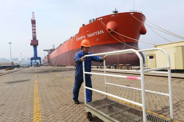 Ein Chinesischer Arbeiter Schiebt Einen Karren Einem Frachtschiff Vorbei Das — Stockfoto