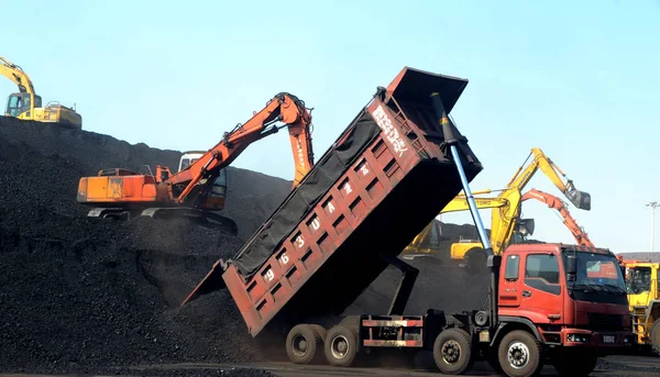 Een Vrachtwagen Ontlaadt Geïmporteerde Kolen Een Kade Haven Van Lianyungang — Stockfoto