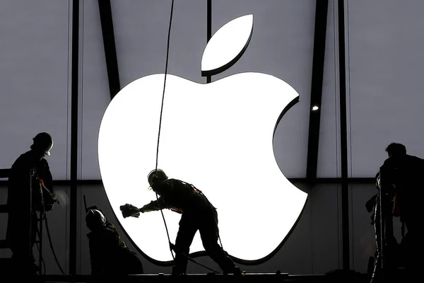 Kinesiska Arbetare Rengöra Glaset Fasaden Apple Store Vid Västra Sjön — Stockfoto