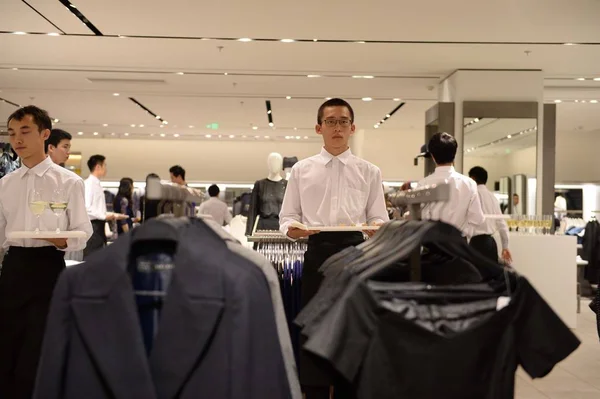 Garsonlar Pekin Place Alışveriş Merkezinde Zara Yeniden Açılan Moda Mağazasında — Stok fotoğraf