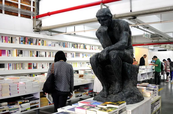 Klienci Czytali Lub Kupuj Książki Obok Repliki Myśliciela Księgarni Librairie — Zdjęcie stockowe