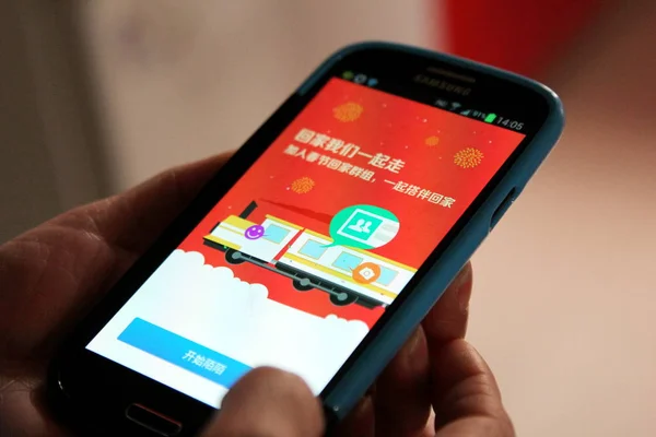 Chinese Cellphone User Uses Mobile Instant Messaging App Momo His — Stock Photo, Image