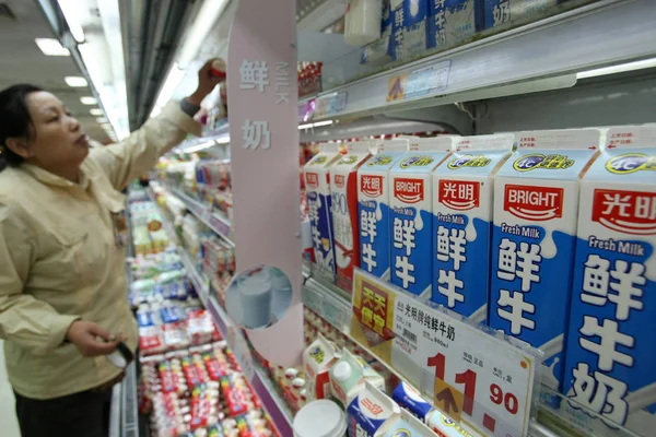 Trabajador Etiqueta Cajas Leche Otros Productos Lácteos Supermercado Shanghai China — Foto de Stock