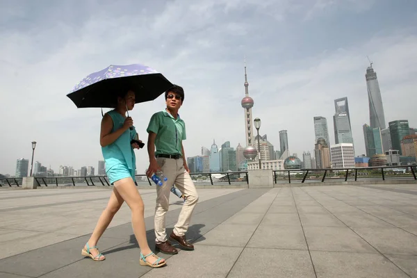 Egy Pajzsok Magát Egy Esernyő Perzselő Nap Sétányon Bund Shanghai — Stock Fotó