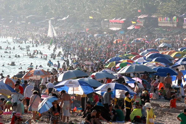 Tourists Crowd Beach Resort Chinese Lunar New Year Holiday Spring — Stock Photo, Image