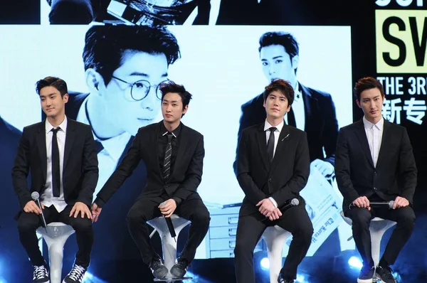 Członkowie Super Junior Stanowić Podczas Konferencji Prasowej Ich Nowy Album — Zdjęcie stockowe