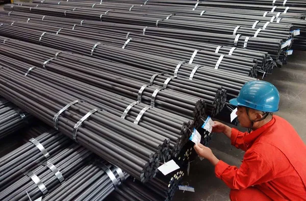 2013年9月27日 中国工人在辽宁省大连市东北特殊钢集团有限公司的一家工厂检查一堆钢筋 — 图库照片