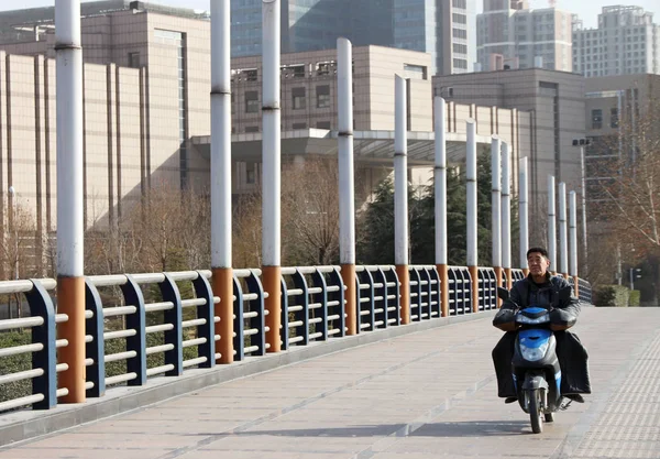 정주시 중국의 2015에에서 다리에 모양의 Lampposts 자전거 — 스톡 사진