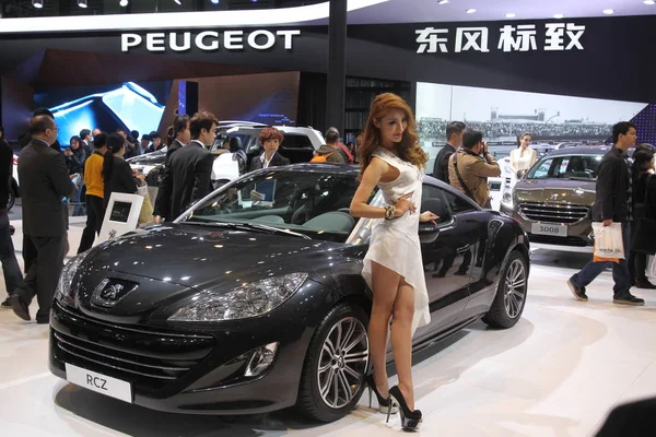 Modèle Pose Avec Une Peugeot Rcz Sur Stand Dongfeng Peugeot — Photo