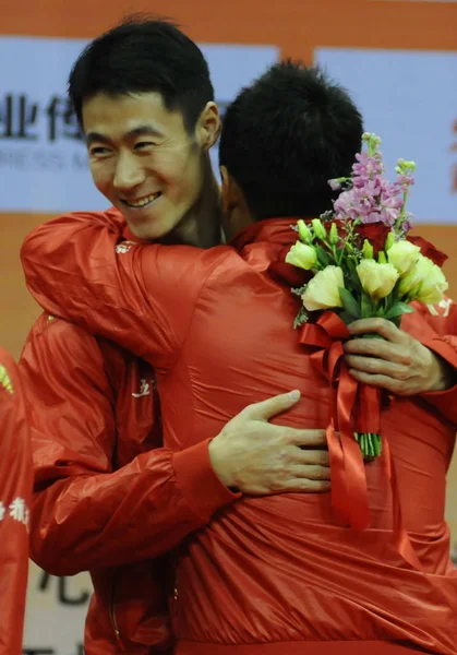 Steaua Chineză Tenis Masă Wang Liqin Înapoi Își Îmbrățișează Colegul — Fotografie, imagine de stoc