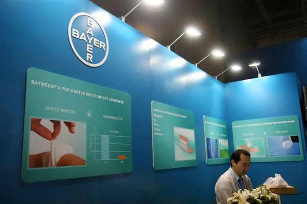 Funcionário Visto Stand Bayer Durante 12Th China Shanghai International Medical — Fotografia de Stock