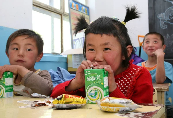 Молодые Китайские Студенты Пьют Молоко Классе Начальной Школы Округе Баликун — стоковое фото