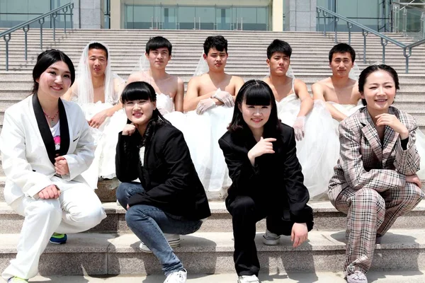 Estudantes Sexo Masculino Vestindo Vestidos Noiva Posam Com Suas Colegas — Fotografia de Stock