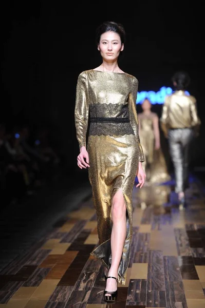Mannequin Présente Une Nouvelle Création Créatrice Mode Chinoise Fang Ying — Photo