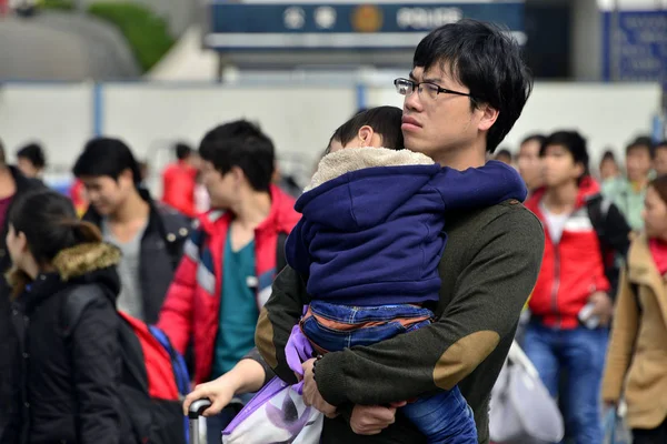 Pasażerowie Którzy Wracają Wakacji Festiwal Wiosny Chodzić Placu Guangzhou Railway — Zdjęcie stockowe