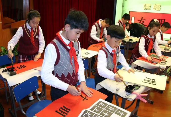 Unga Elever Använder Penslar För Att Skriva Kalligrafi Demonstrationskurs Primary — Stockfoto