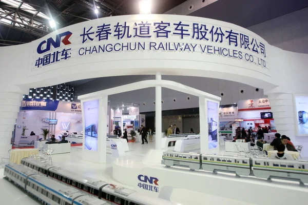 Människor Besöker Monter Cnr Changchun Railway Vehicles Ltd Crc Shanghai — Stockfoto