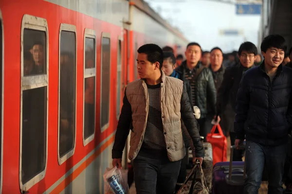 Pasajeros Pie Para Abordar Tren Estación Tren Bozhou Que Están — Foto de Stock