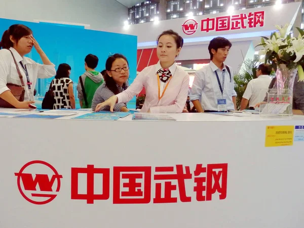 Los Empleados Visitantes Chinos Representan Stand Wuhan Iron Steel Group —  Fotos de Stock