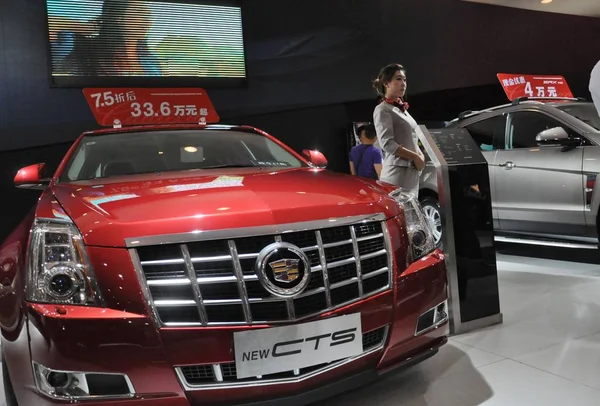 2012년 14일 산둥성 칭다오시에서 자동차 쇼에서 제너럴 모터스 캐딜락 Cts가 — 스톡 사진