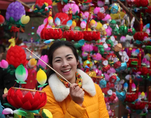 Young Woman Shops Lanterns Upcoming Lantern Festival Market Nanjing City — Stock Photo, Image