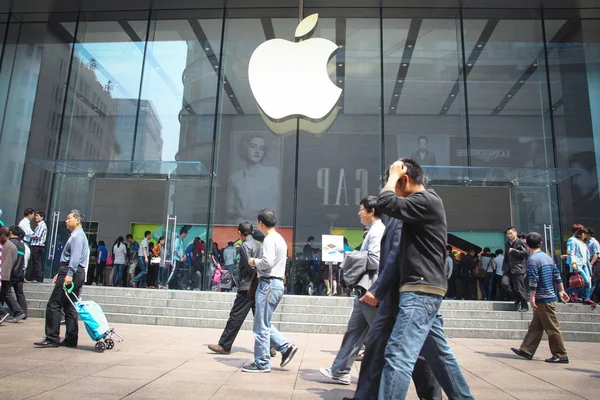 Pedestres Passam Por Uma Apple Store Rua Comercial Nanjing Road — Fotografia de Stock