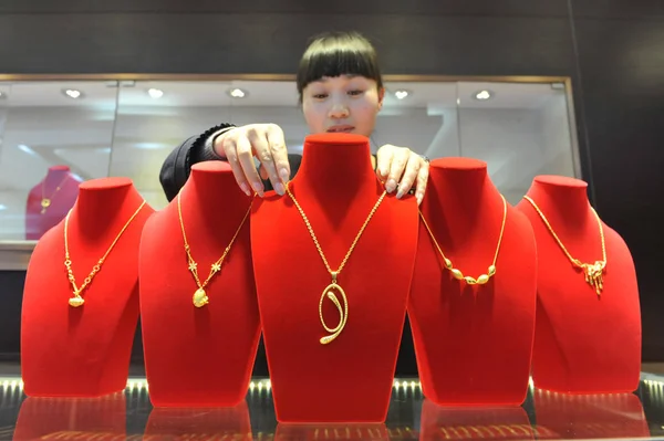 Kínai Munkavállaló Kijelzők Arany Nyaklánc Egy Ékszerbolt Linan Város Keleti — Stock Fotó