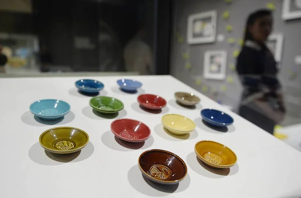 2014년 상하이에서 에어프랜시스 새로운 퍼스트 클래스 스위트 전시회에서 에어프랑스의 그릇이 — 스톡 사진