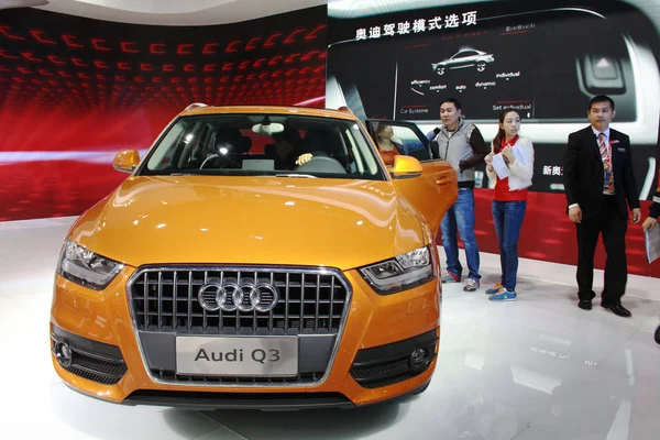 Látogatók Nézd Meg Audi Alatt Autókiállítás Haikou Város Dél Chinas — Stock Fotó